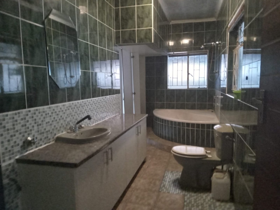 To Let Commercial Property for Rent in Eikendal Western Cape
